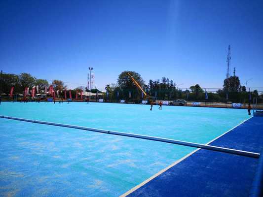Tanah lapis buatan hoki bersertifikat FIH dengan ketinggian tumpukan 14 mm dan semprotan air untuk permainan yang konsisten