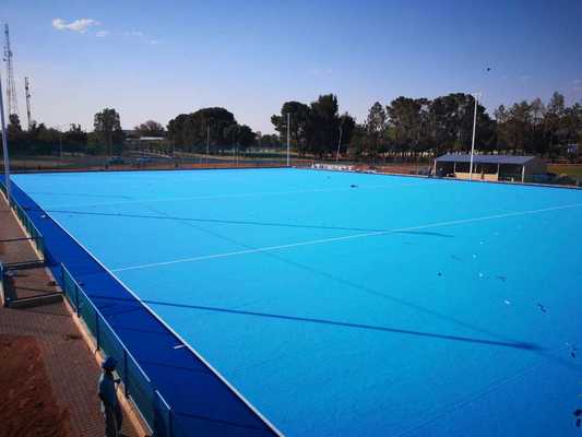 Tanah lapis buatan hoki bersertifikat FIH dengan ketinggian tumpukan 14 mm dan semprotan air untuk permainan yang konsisten