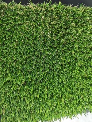 Rumput buatan tanpa isi dengan ketinggian tumpukan 30 mm dan lem lateks transparan untuk rumput olahraga 12400 Dtex Low Maintenance