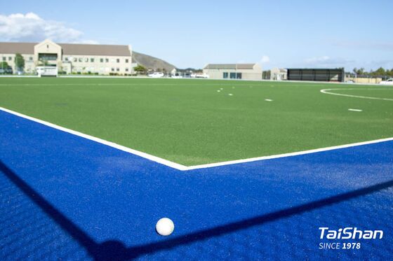 FIH Sertifikasi Hockey Artificial Turf Dengan 17mm Pile Height Air Spray Tidak Ada Logam Berat Untuk Bermain Konsisten