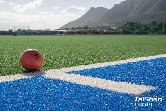 FIH Sertifikasi Hockey Artificial Turf Dengan 17mm Pile Height Air Spray Tidak Ada Logam Berat Untuk Bermain Konsisten
