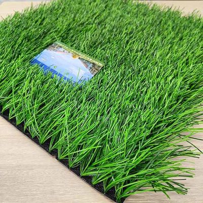 60mm Sertifikat Sepakbola Artificial Grass Untuk olahraga luar ruangan Lapangan Dengan warna yang disesuaikan dtex dan kepadatan pemeliharaan rendah