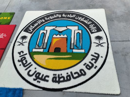 Pola logo yang dapat disesuaikan Rumput buatan Rumput sintetis dengan ketahanan api dan ketahanan UV yang sangat baik